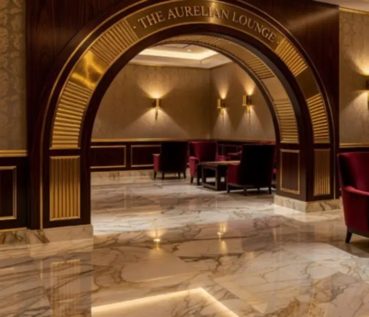 Detalj sofisticiranog casino interijera s ambijentalnim osvjetljenjem i luksuznim materijalima.