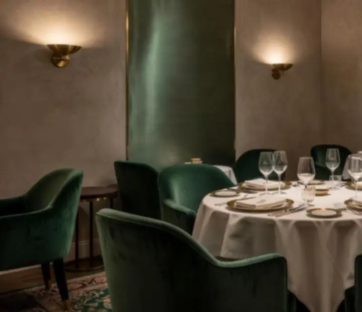 Privatna VIP blagovaonica u Cro Casinno restoranu s intimnim osvjetljenjem i luksuznim namještajem.