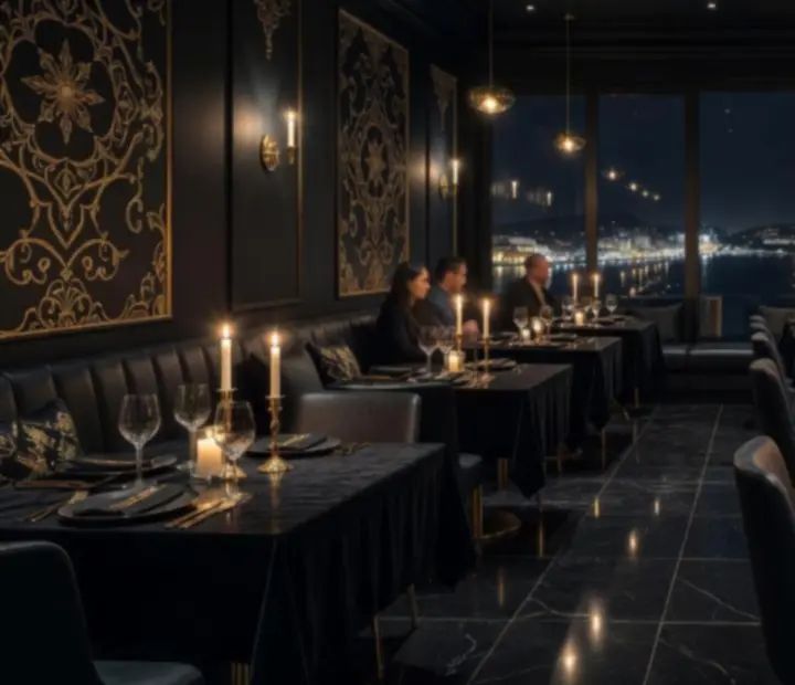 Noćna atmosfera restorana s toplim svjetlom svijeća i zlatnim detaljima